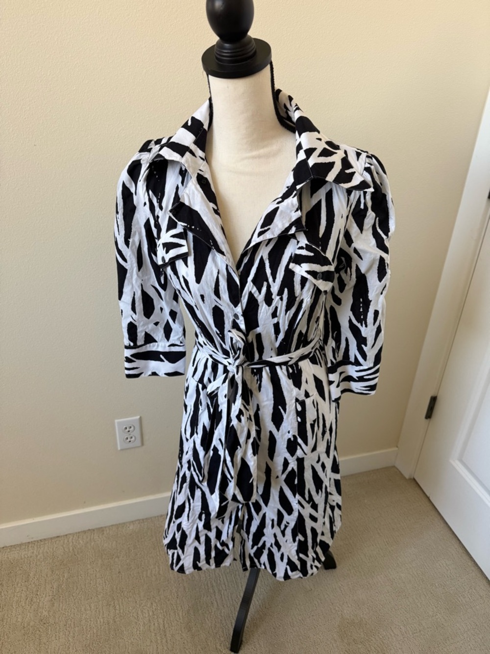DIANE VON FURSTENBERG Printed Roberto Dress Size 10 trench wrap